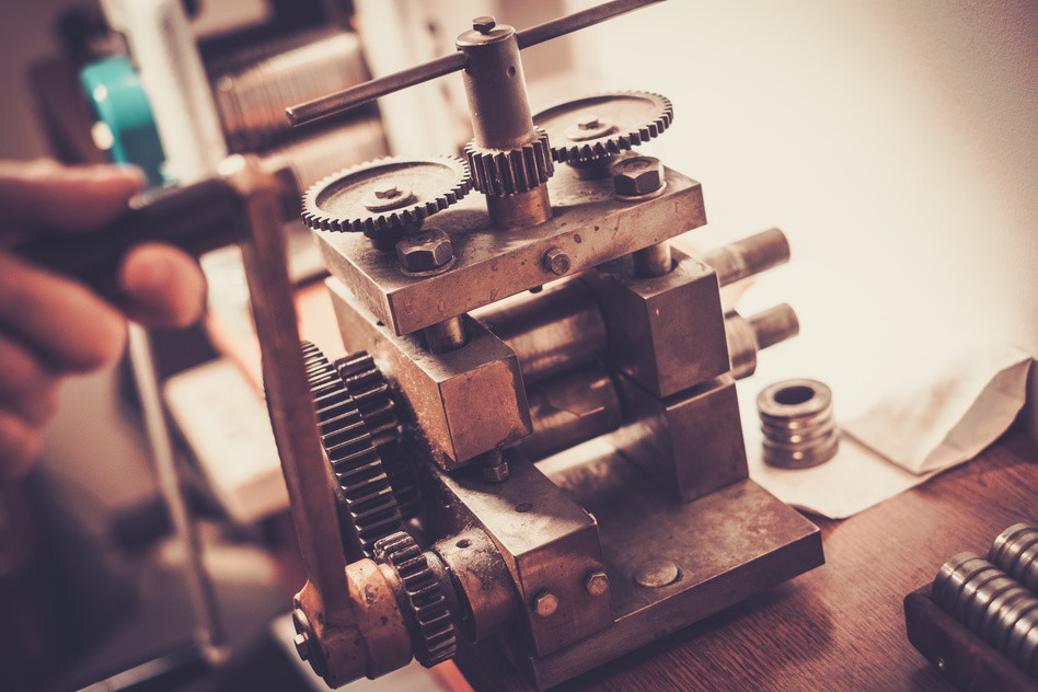 Goudsmid aan het werk in het atelier van Smit & Ouwerkerk